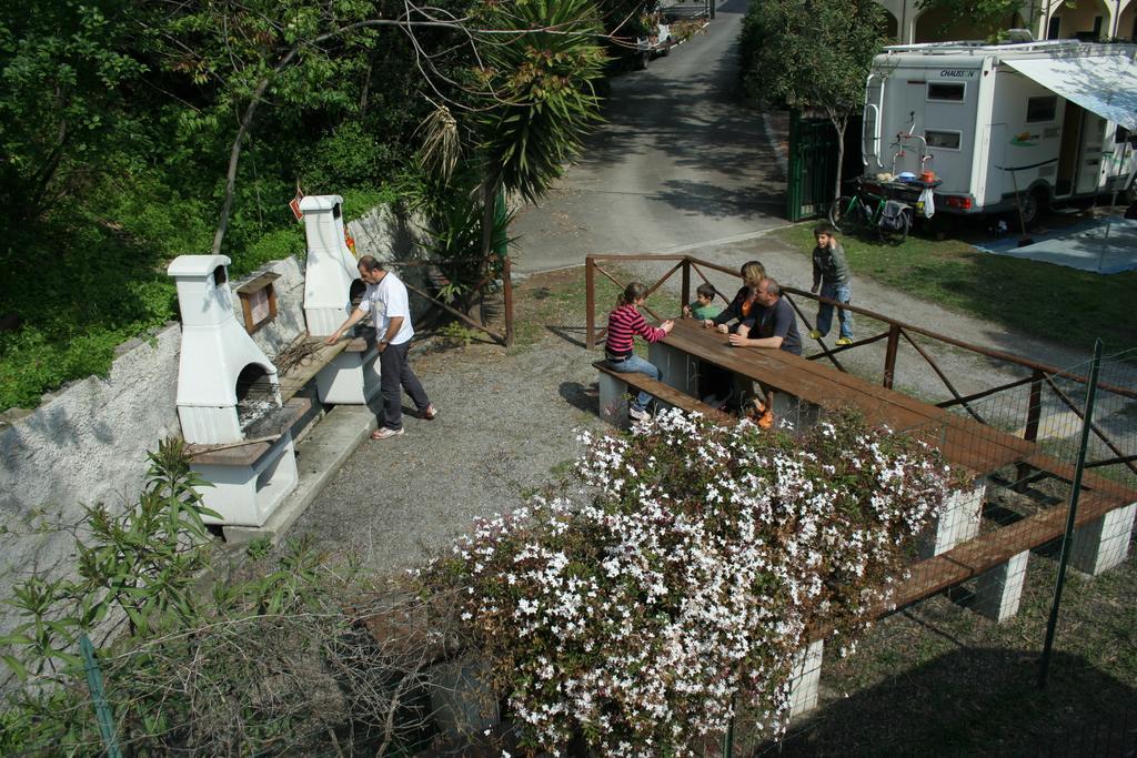 Camping Delfino Hotell Albenga Eksteriør bilde